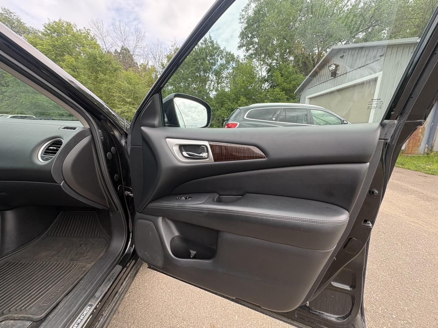 2014 Nissan Pathfinder S 4WD (5N1AR2MM8EC) with an 3.5L V6 DOHC 24V engine, Continuously Variable Transmission transmission, located at 17255 hwy 65 NE, Ham Lake, MN, 55304, 0.000000, 0.000000- Photo#16