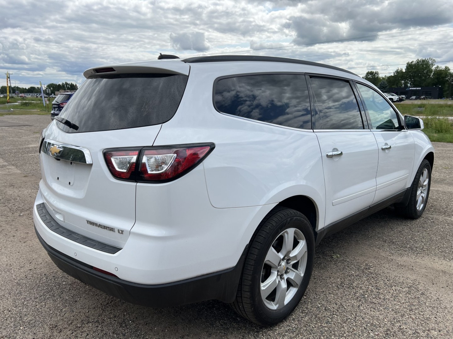 2016 Chevrolet Traverse 1LT FWD (1GNKRGKD4GJ) with an 3.6L V6 DOHC 24V engine, 6A transmission, located at 17255 hwy 65 NE, Ham Lake, MN, 55304, 0.000000, 0.000000- Photo#4