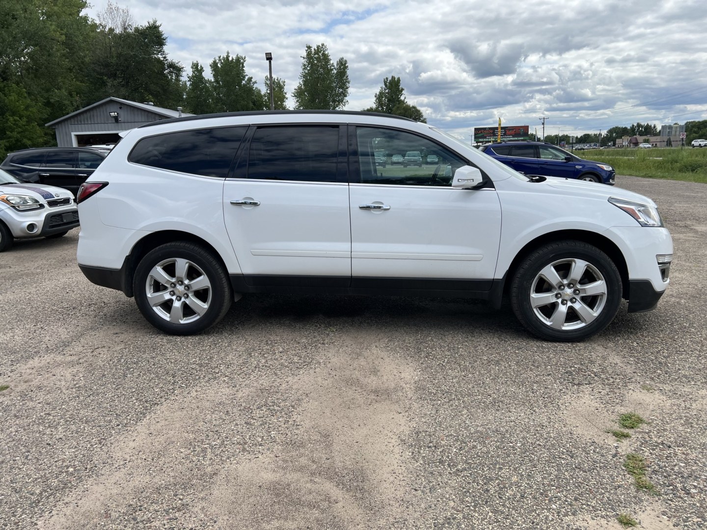 2016 Chevrolet Traverse 1LT FWD (1GNKRGKD4GJ) with an 3.6L V6 DOHC 24V engine, 6A transmission, located at 17255 hwy 65 NE, Ham Lake, MN, 55304, 0.000000, 0.000000- Photo#3