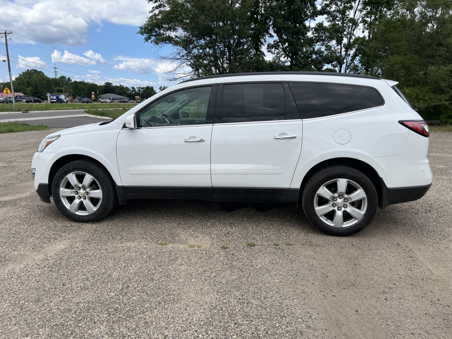 2016 Chevrolet Traverse 1LT FWD (1GNKRGKD4GJ) with an 3.6L V6 DOHC 24V engine, 6A transmission, located at 17255 hwy 65 NE, Ham Lake, MN, 55304, 0.000000, 0.000000- Photo#7