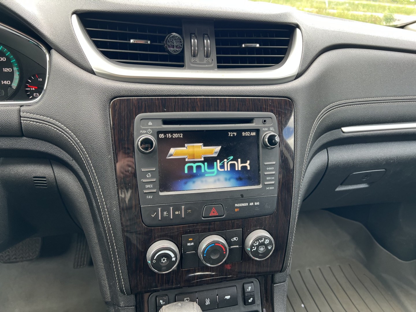 2016 Chevrolet Traverse 1LT FWD (1GNKRGKD4GJ) with an 3.6L V6 DOHC 24V engine, 6A transmission, located at 17255 hwy 65 NE, Ham Lake, MN, 55304, 0.000000, 0.000000- Photo#18