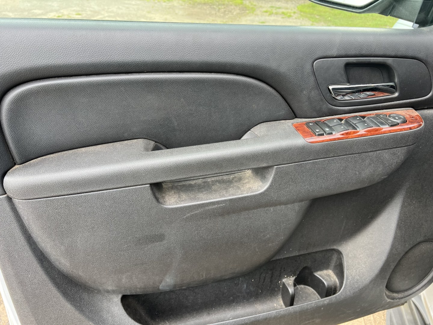 2011 Chevrolet Tahoe LT 4WD (1GNSKBE02BR) with an 5.3L V8 OHV 16V FFV engine, 6-Speed Automatic transmission, located at 17255 hwy 65 NE, Ham Lake, MN, 55304, 0.000000, 0.000000- Photo#8