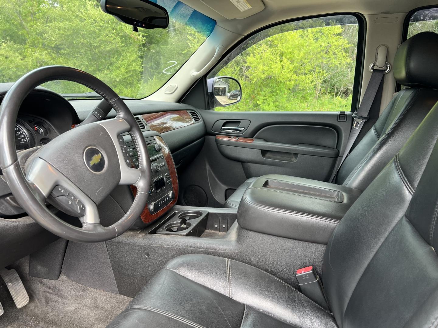 2011 Chevrolet Tahoe LT 4WD (1GNSKBE02BR) with an 5.3L V8 OHV 16V FFV engine, 6-Speed Automatic transmission, located at 17255 hwy 65 NE, Ham Lake, MN, 55304, 0.000000, 0.000000- Photo#9