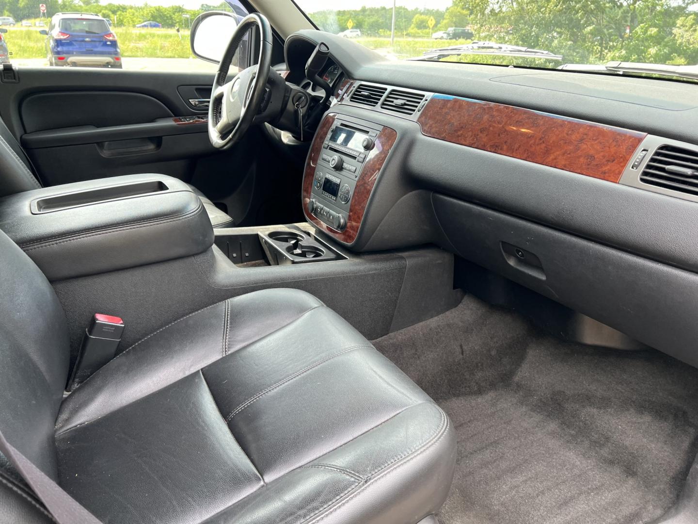 2011 Chevrolet Tahoe LT 4WD (1GNSKBE02BR) with an 5.3L V8 OHV 16V FFV engine, 6-Speed Automatic transmission, located at 17255 hwy 65 NE, Ham Lake, MN, 55304, 0.000000, 0.000000- Photo#16