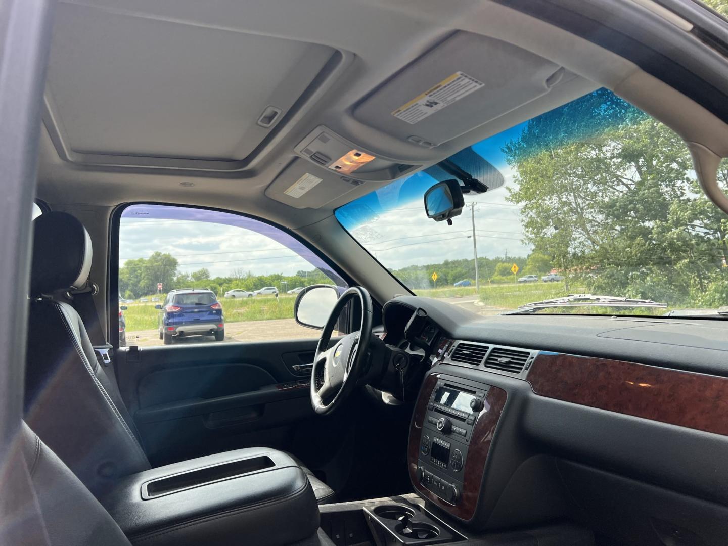 2011 Chevrolet Tahoe LT 4WD (1GNSKBE02BR) with an 5.3L V8 OHV 16V FFV engine, 6-Speed Automatic transmission, located at 17255 hwy 65 NE, Ham Lake, MN, 55304, 0.000000, 0.000000- Photo#17