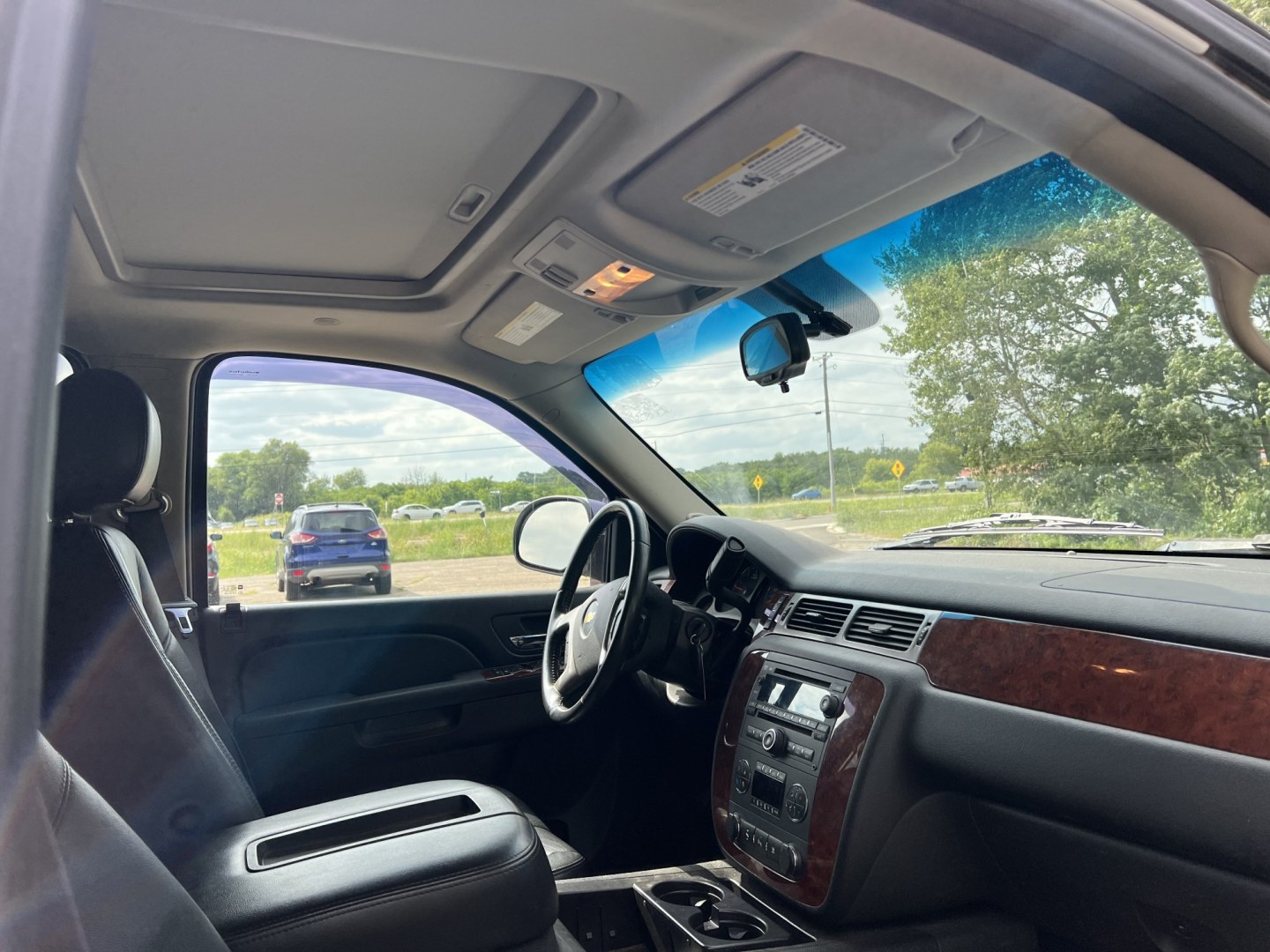 2011 Chevrolet Tahoe LT 4WD (1GNSKBE02BR) with an 5.3L V8 OHV 16V FFV engine, 6-Speed Automatic transmission, located at 17255 hwy 65 NE, Ham Lake, MN, 55304, 0.000000, 0.000000- Photo#17