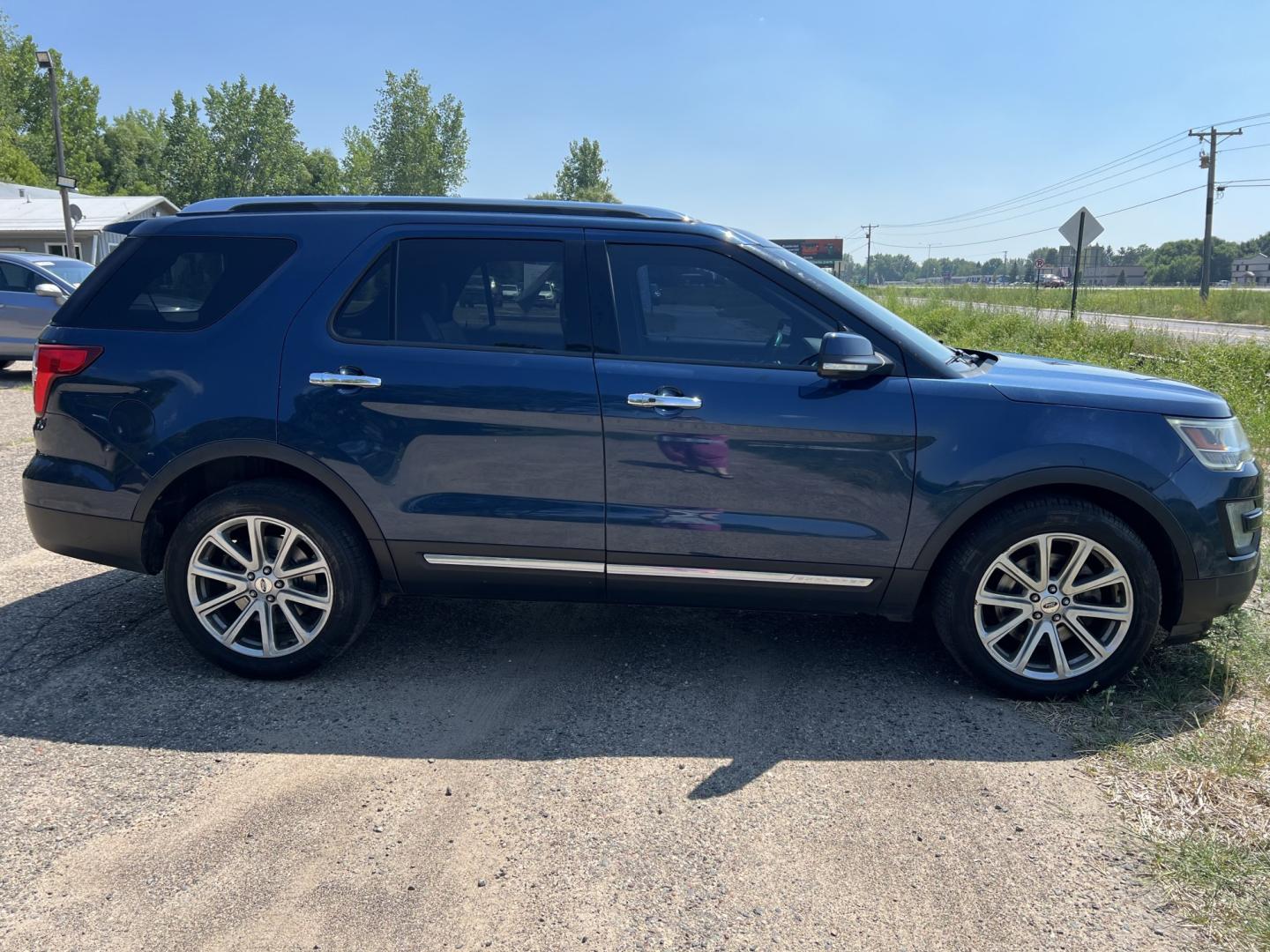 2016 Ford Explorer Limited 4WD (1FM5K8F81GG) with an 3.5L V6 DOHC 24V engine, 6A transmission, located at 17255 hwy 65 NE, Ham Lake, MN, 55304, 0.000000, 0.000000- Photo#3