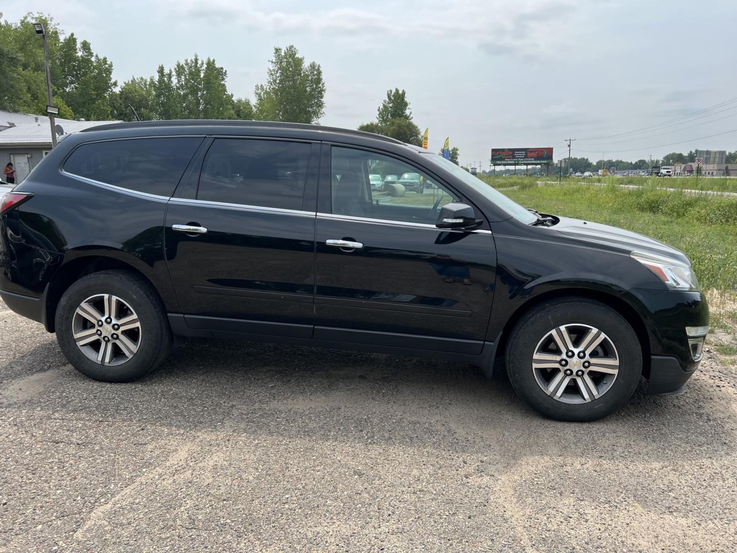 2017 Chevrolet Traverse 2LT AWD (1GNKVHKD7HJ) with an 3.6L V6 DOHC 24V engine, 6A transmission, located at 17255 hwy 65 NE, Ham Lake, MN, 55304, 0.000000, 0.000000- Photo#3