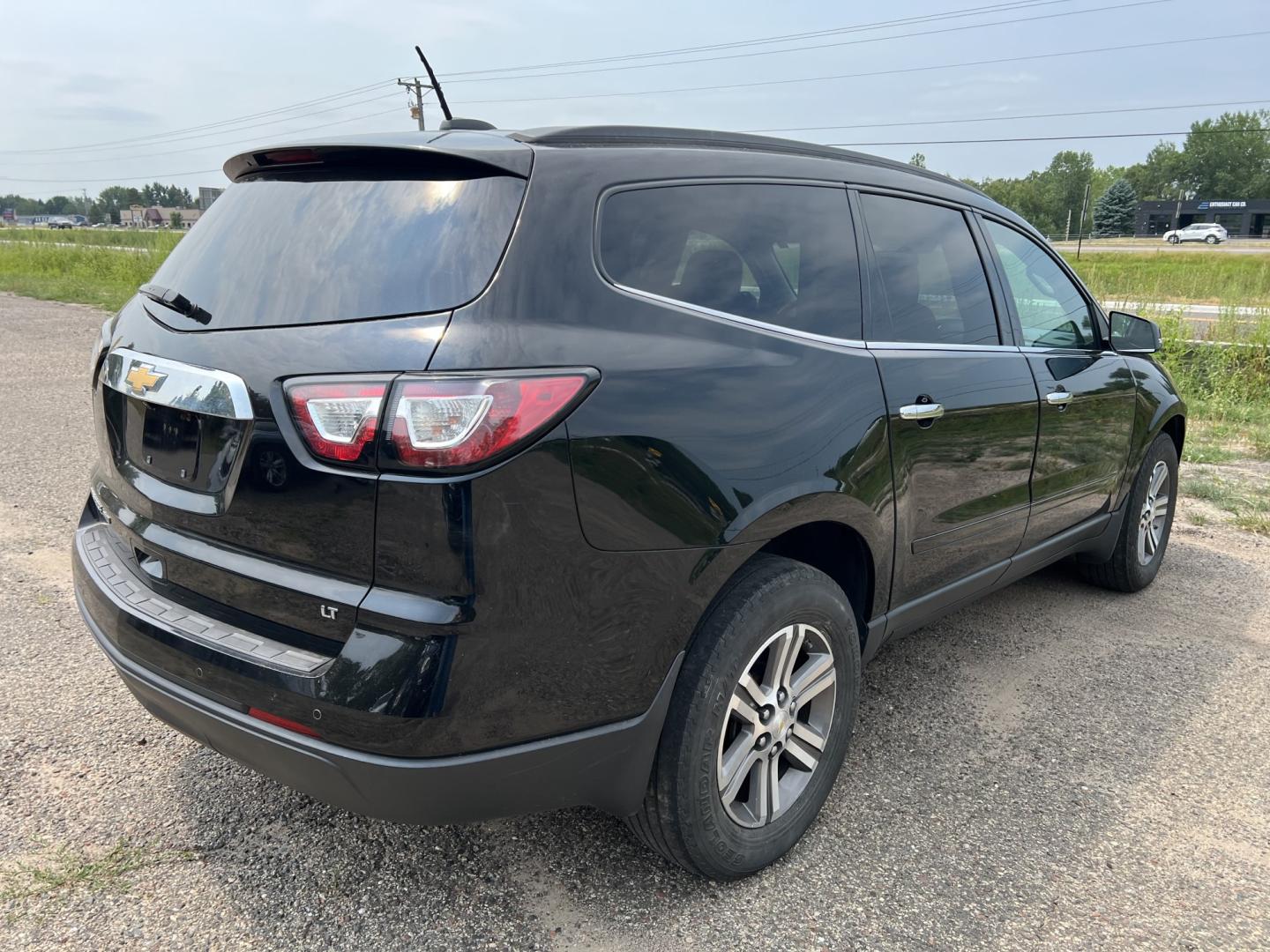 2017 Chevrolet Traverse 2LT AWD (1GNKVHKD7HJ) with an 3.6L V6 DOHC 24V engine, 6A transmission, located at 17255 hwy 65 NE, Ham Lake, MN, 55304, 0.000000, 0.000000- Photo#4
