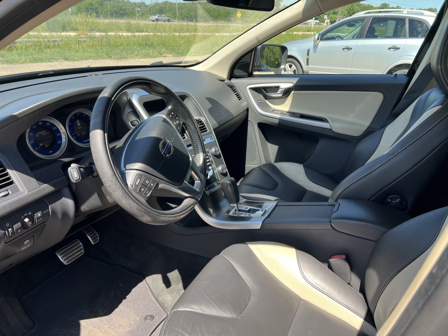 2012 Volvo XC60 T6 AWD (YV4902DZXC2) with an 3.0L L6 DOHC 24V TURBO engine, 6-Speed Automatic transmission, located at 17255 hwy 65 NE, Ham Lake, MN, 55304, 0.000000, 0.000000- Photo#9