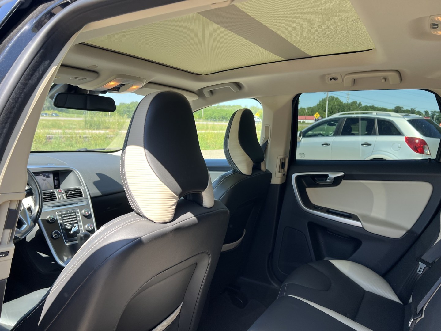 2012 Volvo XC60 T6 AWD (YV4902DZXC2) with an 3.0L L6 DOHC 24V TURBO engine, 6-Speed Automatic transmission, located at 17255 hwy 65 NE, Ham Lake, MN, 55304, 0.000000, 0.000000- Photo#13