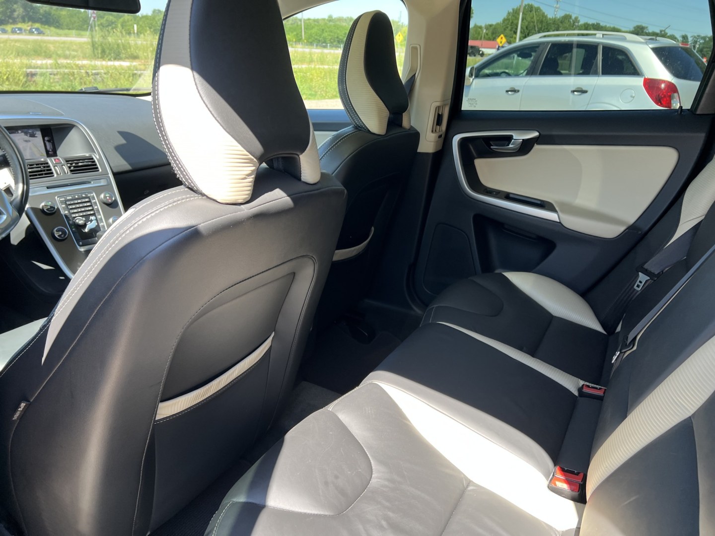 2012 Volvo XC60 T6 AWD (YV4902DZXC2) with an 3.0L L6 DOHC 24V TURBO engine, 6-Speed Automatic transmission, located at 17255 hwy 65 NE, Ham Lake, MN, 55304, 0.000000, 0.000000- Photo#12