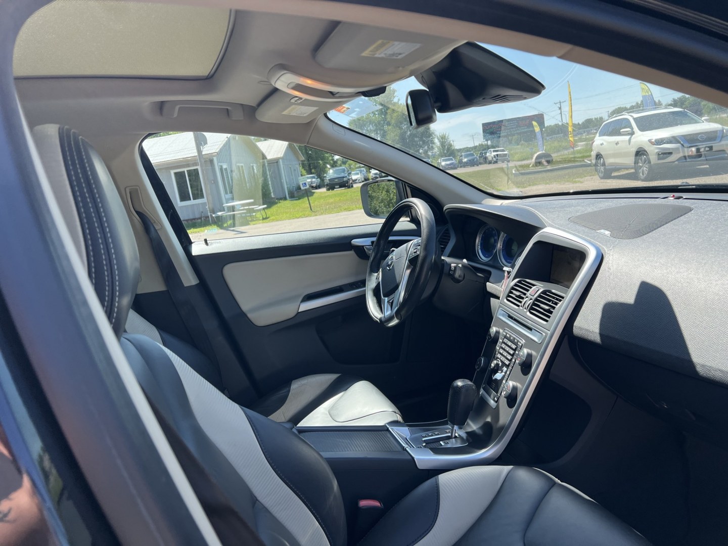 2012 Volvo XC60 T6 AWD (YV4902DZXC2) with an 3.0L L6 DOHC 24V TURBO engine, 6-Speed Automatic transmission, located at 17255 hwy 65 NE, Ham Lake, MN, 55304, 0.000000, 0.000000- Photo#16