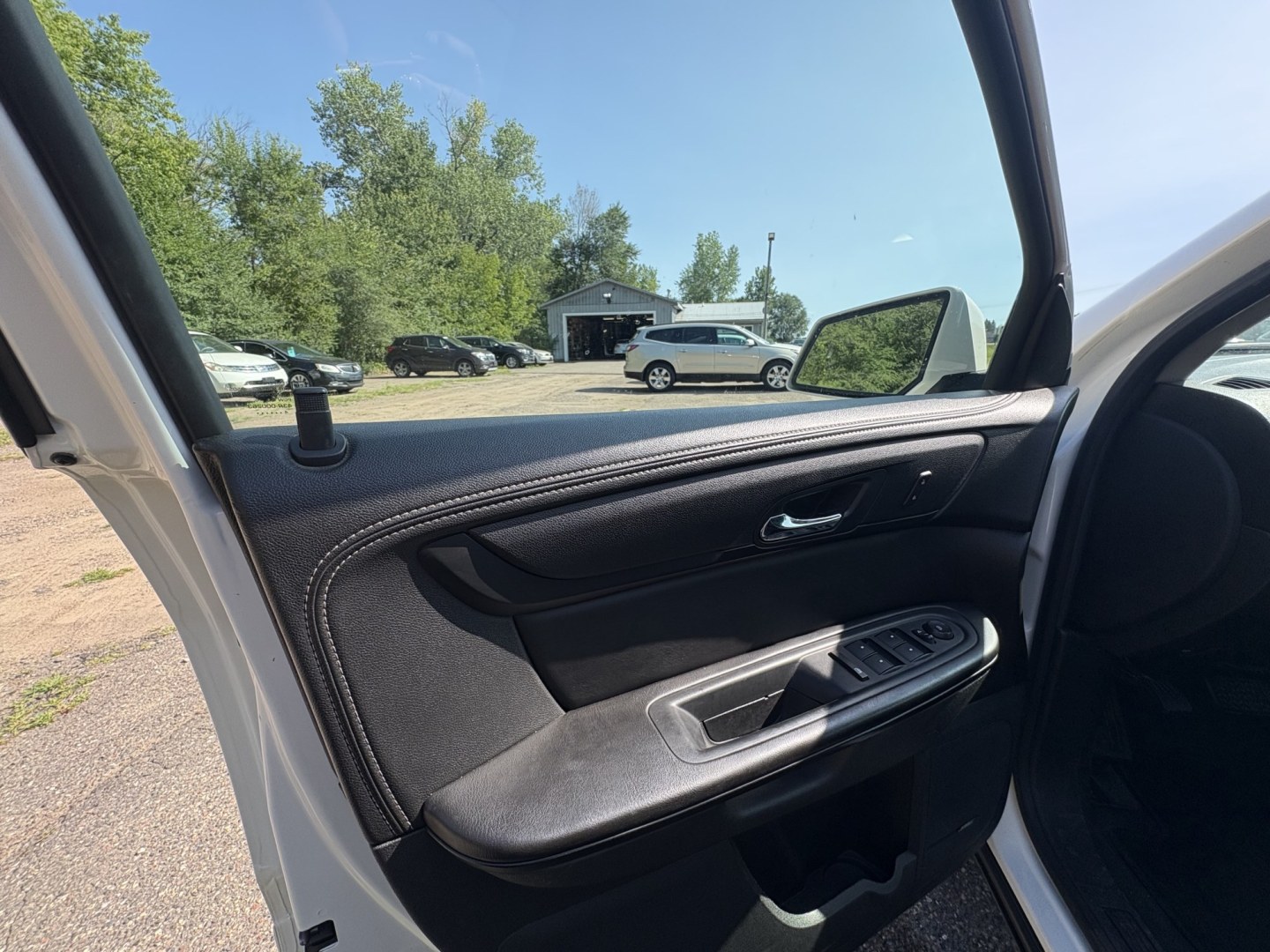 2015 Chevrolet Traverse 2LT AWD (1GNKVHKD6FJ) with an 3.6L V6 DOHC 24V engine, 6A transmission, located at 17255 hwy 65 NE, Ham Lake, MN, 55304, 0.000000, 0.000000- Photo#8