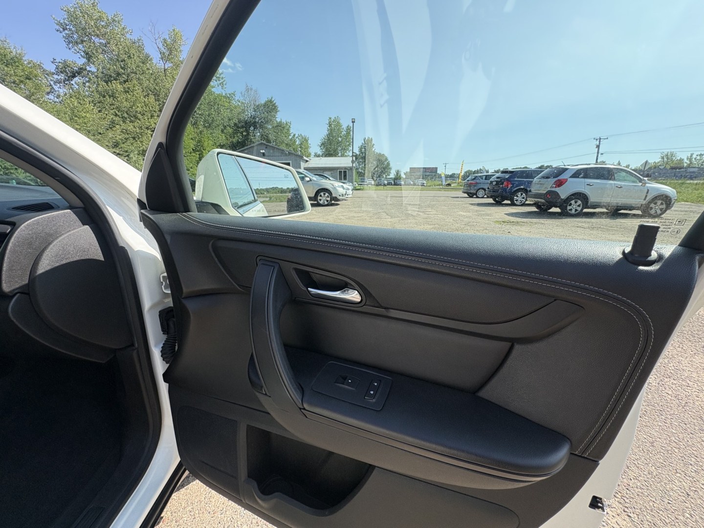 2015 Chevrolet Traverse 2LT AWD (1GNKVHKD6FJ) with an 3.6L V6 DOHC 24V engine, 6A transmission, located at 17255 hwy 65 NE, Ham Lake, MN, 55304, 0.000000, 0.000000- Photo#15