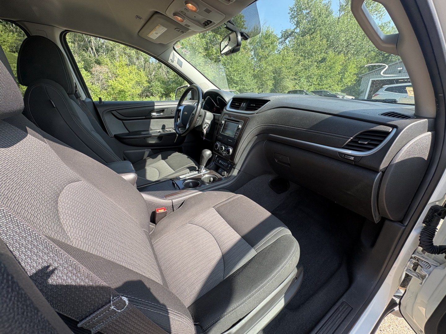 2015 Chevrolet Traverse 2LT AWD (1GNKVHKD6FJ) with an 3.6L V6 DOHC 24V engine, 6A transmission, located at 17255 hwy 65 NE, Ham Lake, MN, 55304, 0.000000, 0.000000- Photo#16