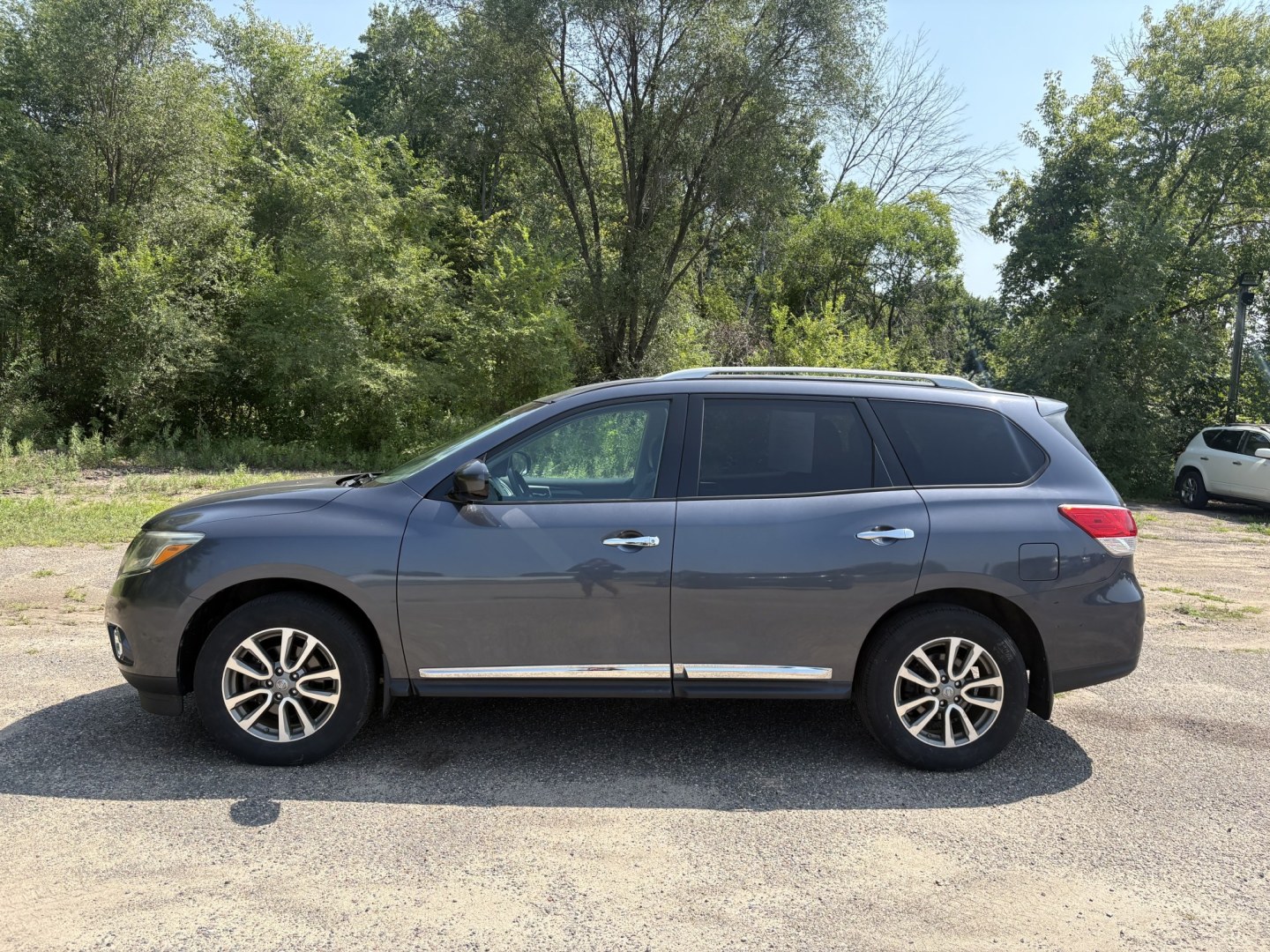 2014 Nissan Pathfinder S 4WD (5N1AR2MM5EC) with an 3.5L V6 DOHC 24V engine, Continuously Variable Transmission transmission, located at 17255 hwy 65 NE, Ham Lake, MN, 55304, 0.000000, 0.000000- Photo#1