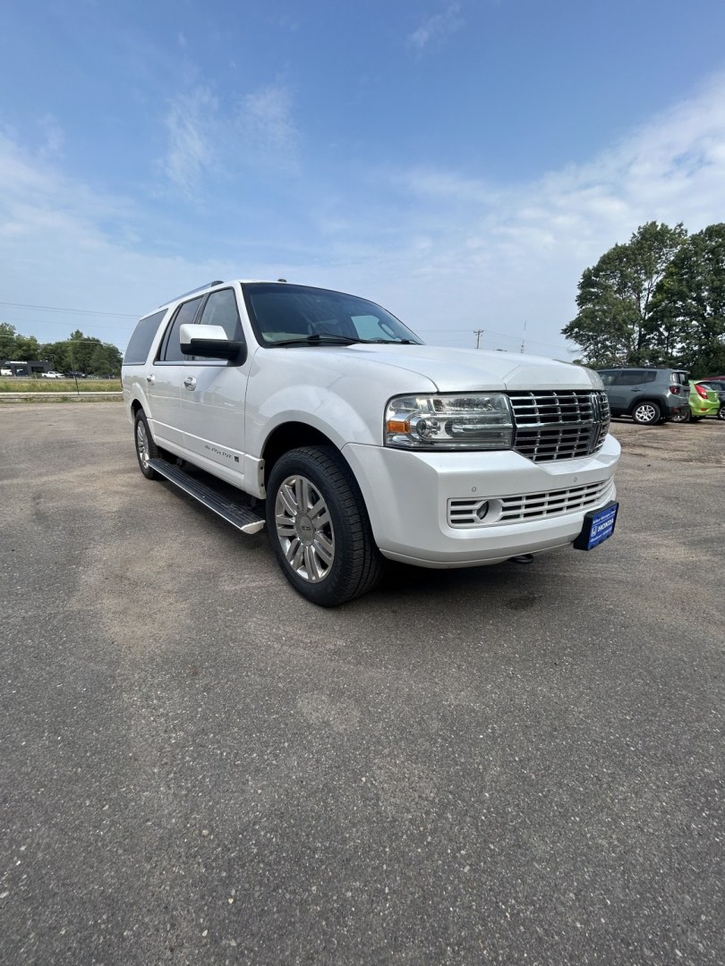 2011 Lincoln Navigator L 4WD (5LMJJ3J54BE) with an 5.4L V8 SOHC 24V engine, 6A transmission, located at 17255 hwy 65 NE, Ham Lake, MN, 55304, 0.000000, 0.000000- Photo#2