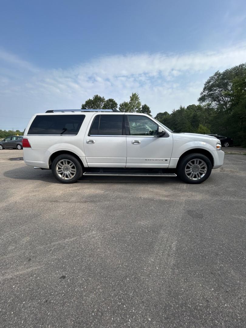 2011 Lincoln Navigator L 4WD (5LMJJ3J54BE) with an 5.4L V8 SOHC 24V engine, 6A transmission, located at 17255 hwy 65 NE, Ham Lake, MN, 55304, 0.000000, 0.000000- Photo#3