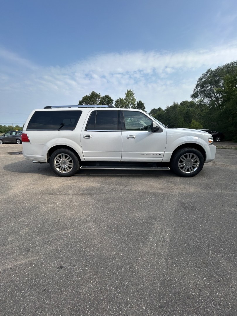 2011 Lincoln Navigator L 4WD (5LMJJ3J54BE) with an 5.4L V8 SOHC 24V engine, 6A transmission, located at 17255 hwy 65 NE, Ham Lake, MN, 55304, 0.000000, 0.000000- Photo#3