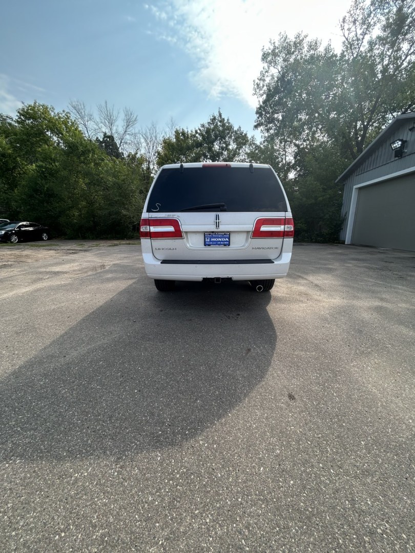 2011 Lincoln Navigator L 4WD (5LMJJ3J54BE) with an 5.4L V8 SOHC 24V engine, 6A transmission, located at 17255 hwy 65 NE, Ham Lake, MN, 55304, 0.000000, 0.000000- Photo#5