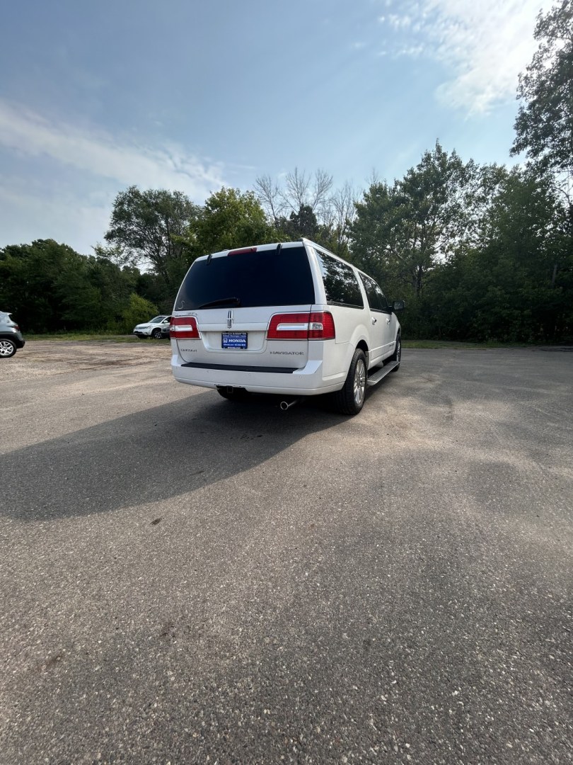 2011 Lincoln Navigator L 4WD (5LMJJ3J54BE) with an 5.4L V8 SOHC 24V engine, 6A transmission, located at 17255 hwy 65 NE, Ham Lake, MN, 55304, 0.000000, 0.000000- Photo#4