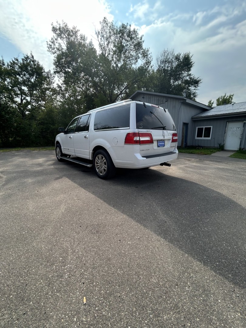 2011 Lincoln Navigator L 4WD (5LMJJ3J54BE) with an 5.4L V8 SOHC 24V engine, 6A transmission, located at 17255 hwy 65 NE, Ham Lake, MN, 55304, 0.000000, 0.000000- Photo#6