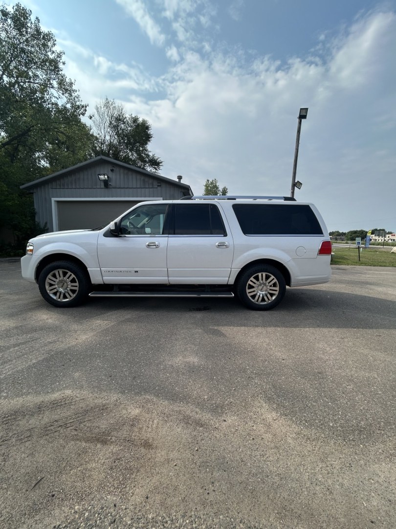 2011 Lincoln Navigator L 4WD (5LMJJ3J54BE) with an 5.4L V8 SOHC 24V engine, 6A transmission, located at 17255 hwy 65 NE, Ham Lake, MN, 55304, 0.000000, 0.000000- Photo#7