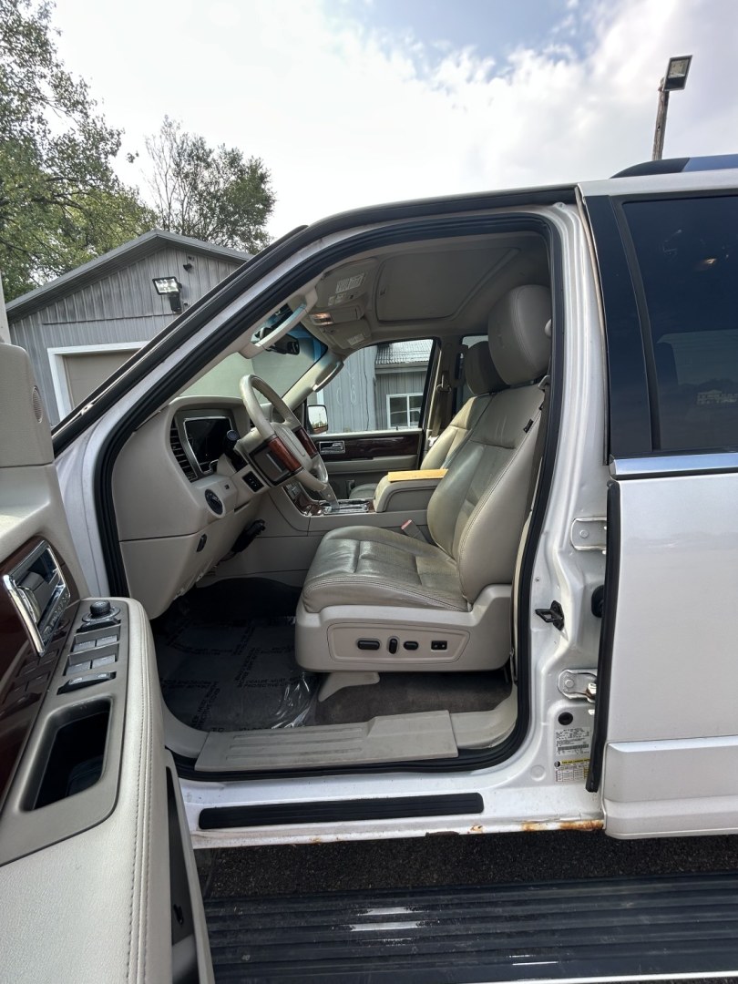 2011 Lincoln Navigator L 4WD (5LMJJ3J54BE) with an 5.4L V8 SOHC 24V engine, 6A transmission, located at 17255 hwy 65 NE, Ham Lake, MN, 55304, 0.000000, 0.000000- Photo#9