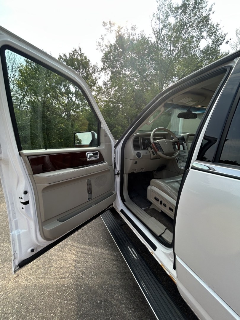 2011 Lincoln Navigator L 4WD (5LMJJ3J54BE) with an 5.4L V8 SOHC 24V engine, 6A transmission, located at 17255 hwy 65 NE, Ham Lake, MN, 55304, 0.000000, 0.000000- Photo#8