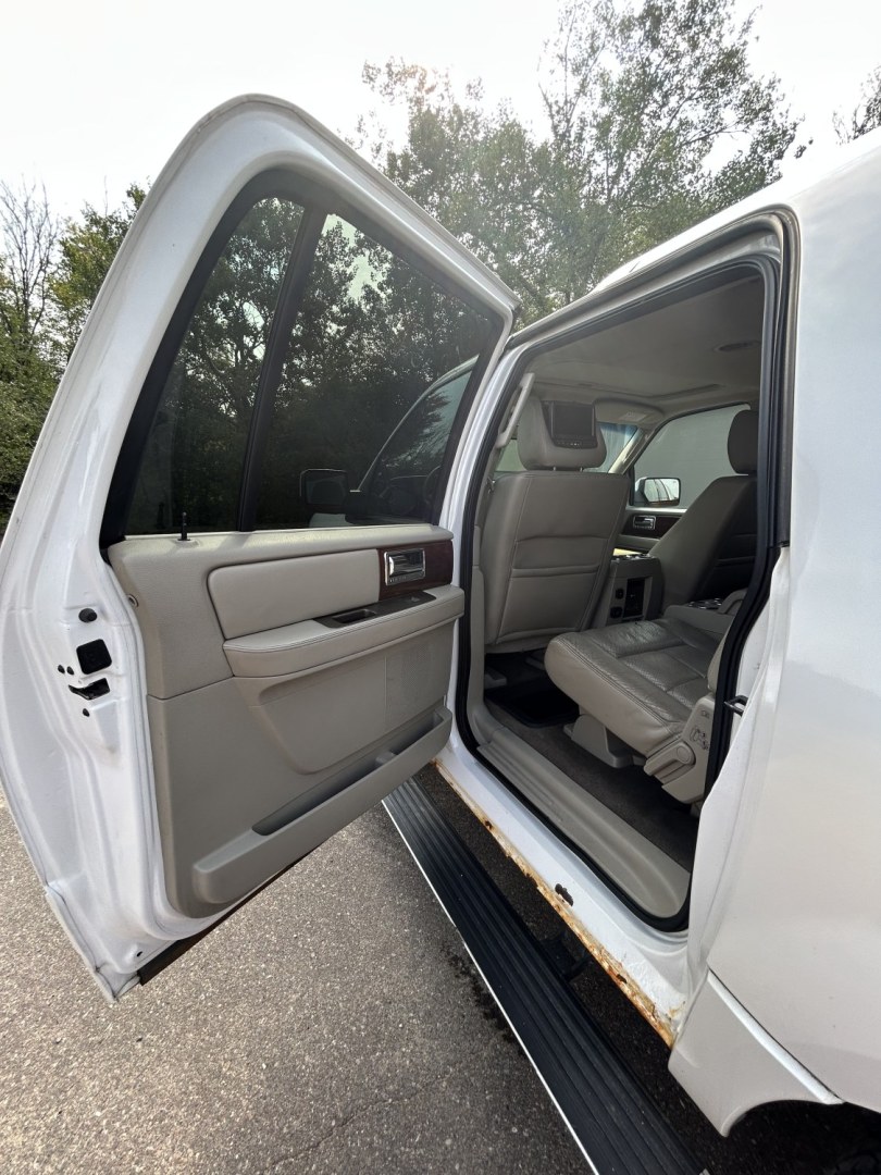 2011 Lincoln Navigator L 4WD (5LMJJ3J54BE) with an 5.4L V8 SOHC 24V engine, 6A transmission, located at 17255 hwy 65 NE, Ham Lake, MN, 55304, 0.000000, 0.000000- Photo#10