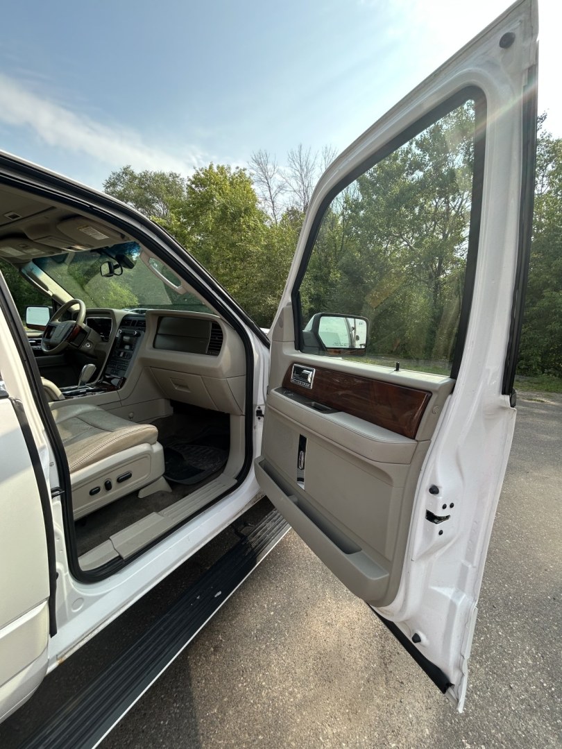 2011 Lincoln Navigator L 4WD (5LMJJ3J54BE) with an 5.4L V8 SOHC 24V engine, 6A transmission, located at 17255 hwy 65 NE, Ham Lake, MN, 55304, 0.000000, 0.000000- Photo#12
