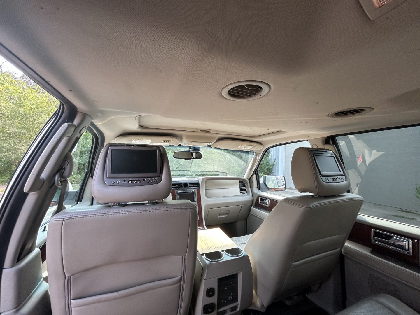 2011 Lincoln Navigator L 4WD (5LMJJ3J54BE) with an 5.4L V8 SOHC 24V engine, 6A transmission, located at 17255 hwy 65 NE, Ham Lake, MN, 55304, 0.000000, 0.000000- Photo#11