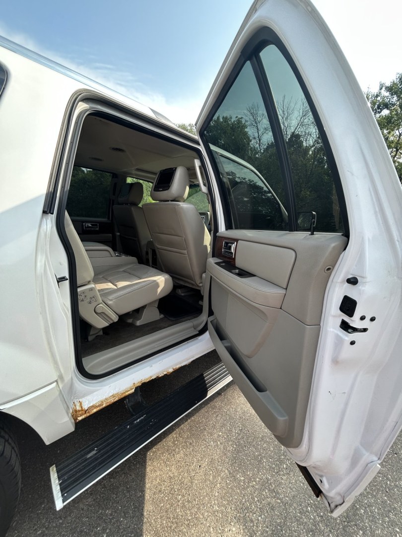 2011 Lincoln Navigator L 4WD (5LMJJ3J54BE) with an 5.4L V8 SOHC 24V engine, 6A transmission, located at 17255 hwy 65 NE, Ham Lake, MN, 55304, 0.000000, 0.000000- Photo#14