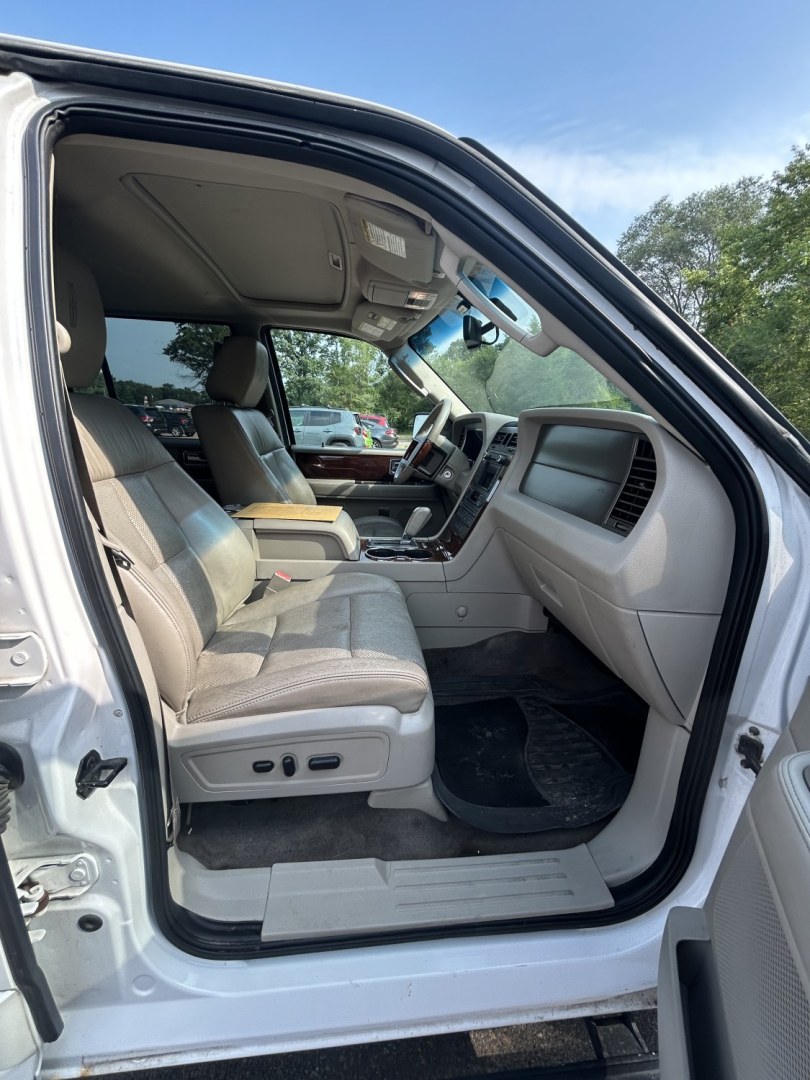 2011 Lincoln Navigator L 4WD (5LMJJ3J54BE) with an 5.4L V8 SOHC 24V engine, 6A transmission, located at 17255 hwy 65 NE, Ham Lake, MN, 55304, 0.000000, 0.000000- Photo#13