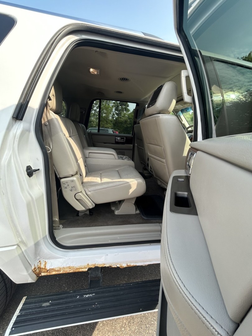 2011 Lincoln Navigator L 4WD (5LMJJ3J54BE) with an 5.4L V8 SOHC 24V engine, 6A transmission, located at 17255 hwy 65 NE, Ham Lake, MN, 55304, 0.000000, 0.000000- Photo#15