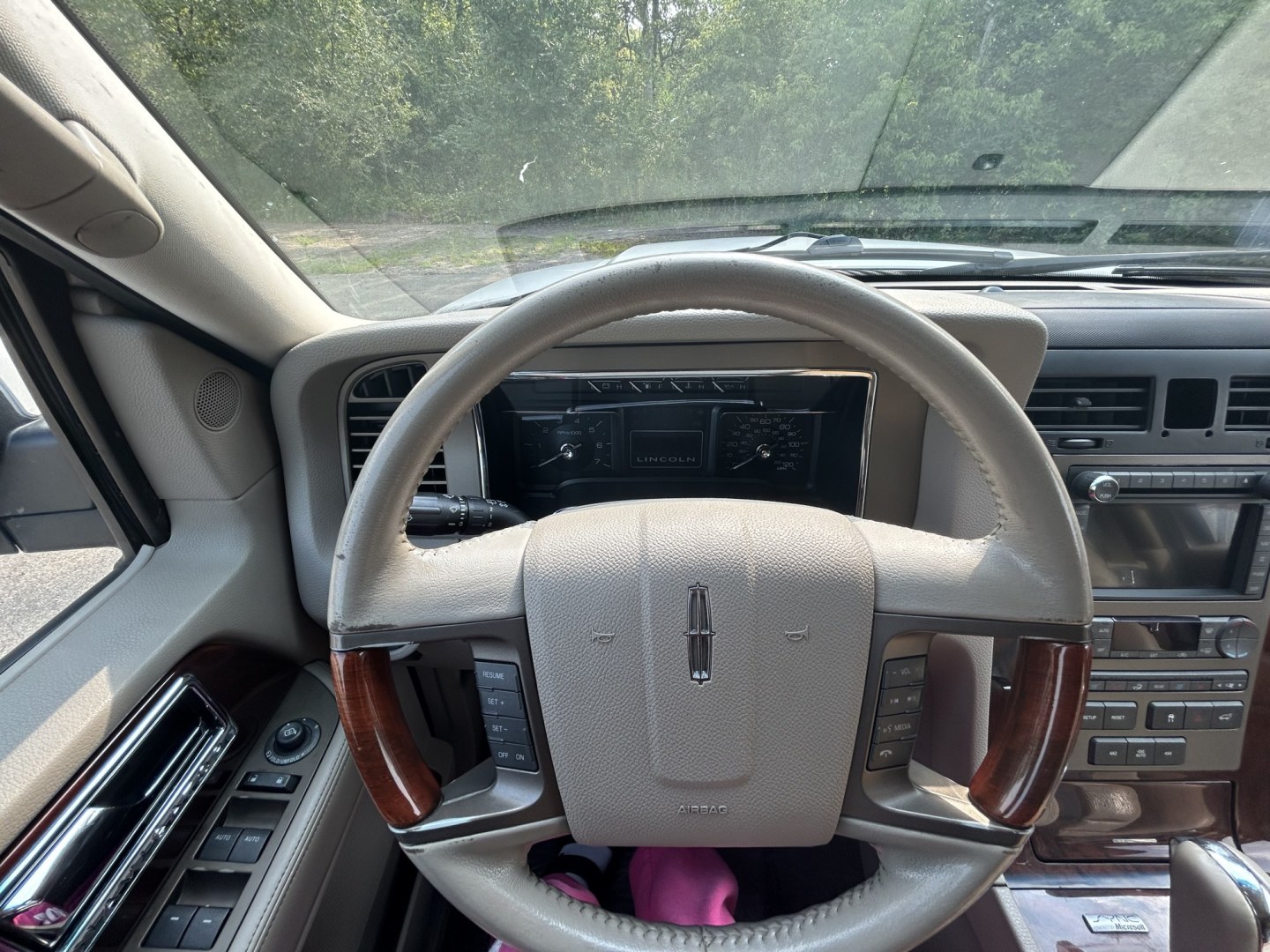 2011 Lincoln Navigator L 4WD (5LMJJ3J54BE) with an 5.4L V8 SOHC 24V engine, 6A transmission, located at 17255 hwy 65 NE, Ham Lake, MN, 55304, 0.000000, 0.000000- Photo#17