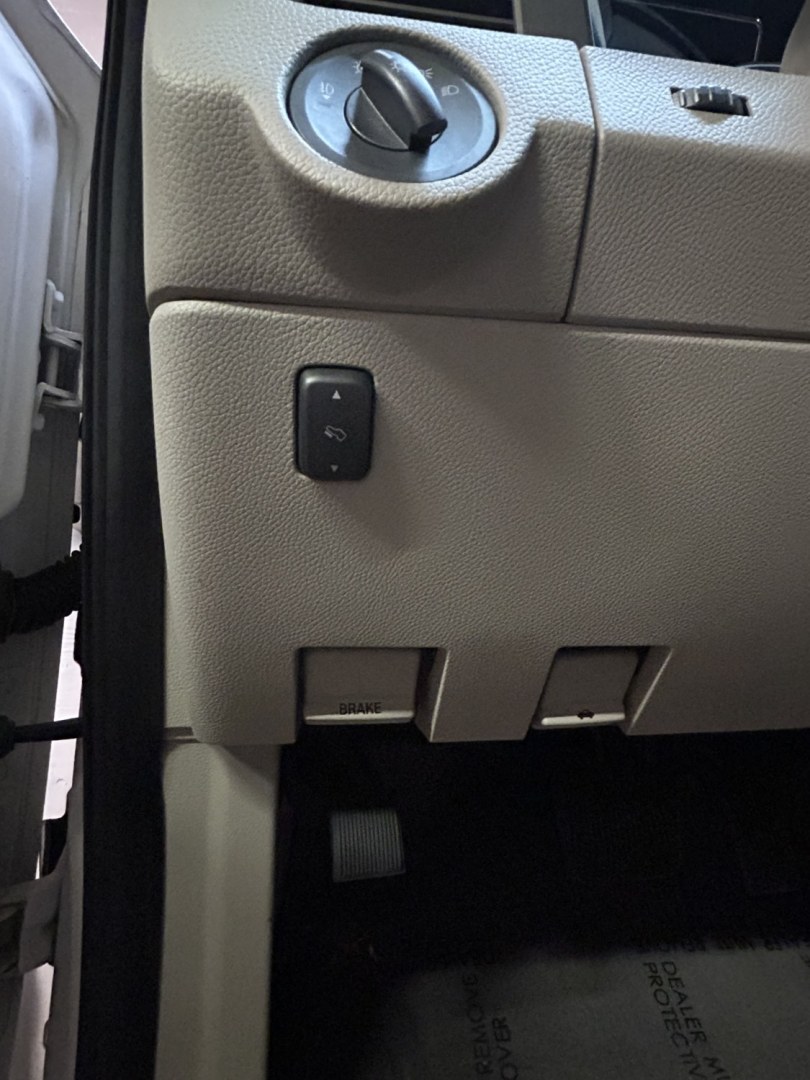 2011 Lincoln Navigator L 4WD (5LMJJ3J54BE) with an 5.4L V8 SOHC 24V engine, 6A transmission, located at 17255 hwy 65 NE, Ham Lake, MN, 55304, 0.000000, 0.000000- Photo#22