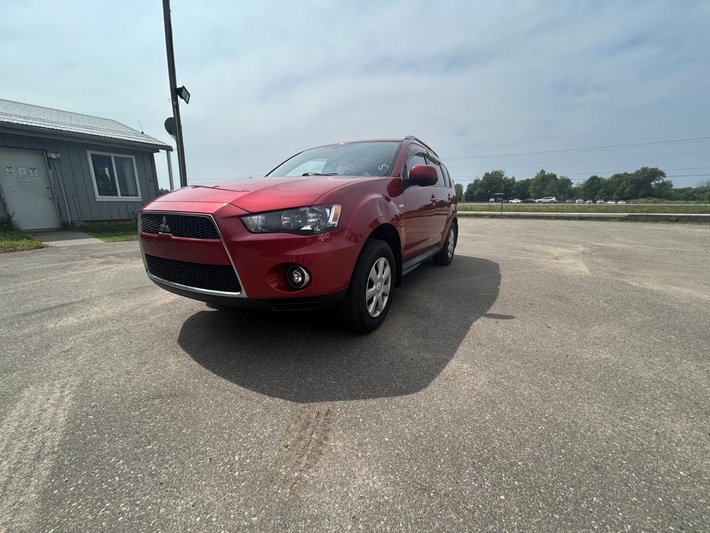 2013 Mitsubishi Outlander ES 2WD (JA4AS2AW1DU) with an 2.4L L4 DOHC 16V engine, 6-Speed Automatic transmission, located at 17255 hwy 65 NE, Ham Lake, MN, 55304, 0.000000, 0.000000- Photo#0