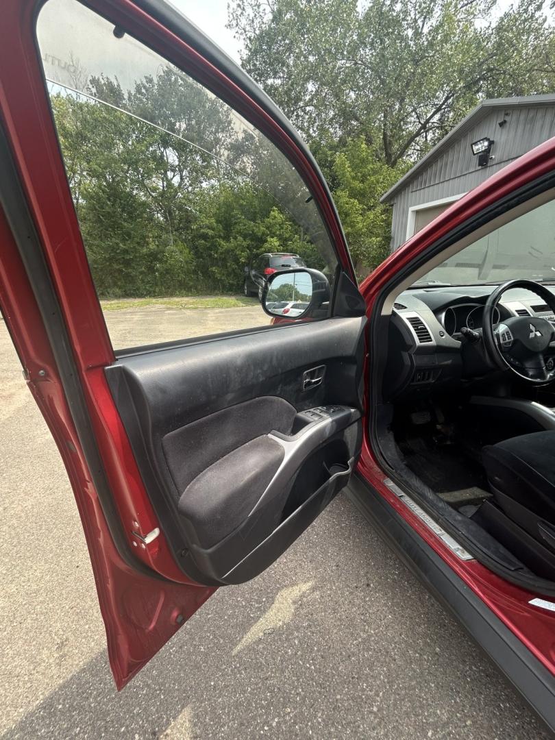 2013 Mitsubishi Outlander ES 2WD (JA4AS2AW1DU) with an 2.4L L4 DOHC 16V engine, 6-Speed Automatic transmission, located at 17255 hwy 65 NE, Ham Lake, MN, 55304, 0.000000, 0.000000- Photo#7
