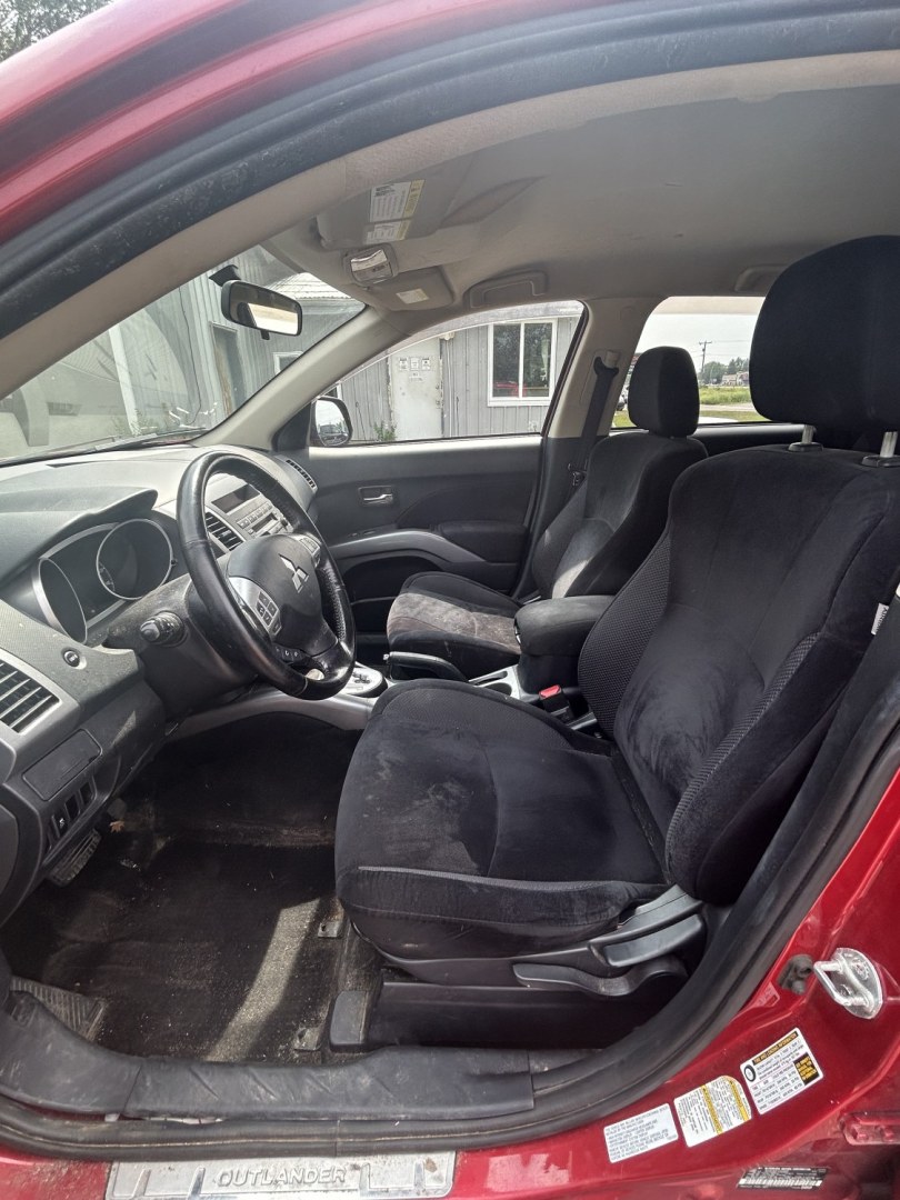 2013 Mitsubishi Outlander ES 2WD (JA4AS2AW1DU) with an 2.4L L4 DOHC 16V engine, 6-Speed Automatic transmission, located at 17255 hwy 65 NE, Ham Lake, MN, 55304, 0.000000, 0.000000- Photo#8
