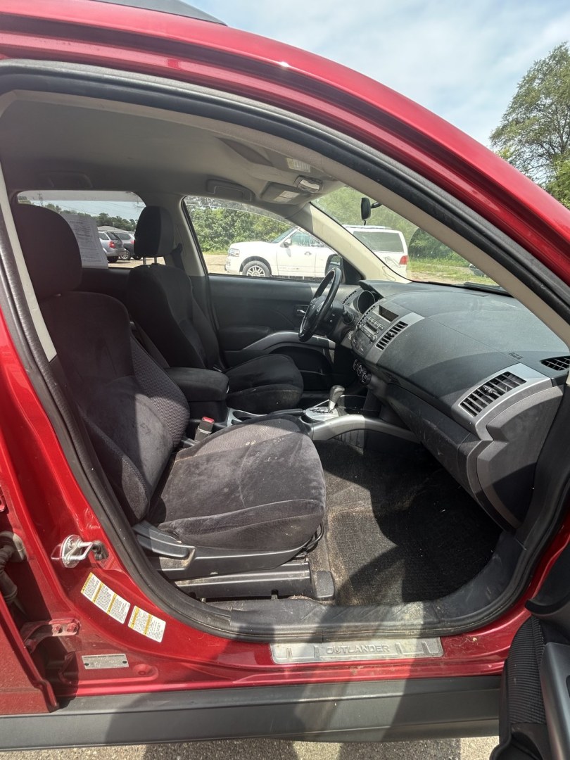 2013 Mitsubishi Outlander ES 2WD (JA4AS2AW1DU) with an 2.4L L4 DOHC 16V engine, 6-Speed Automatic transmission, located at 17255 hwy 65 NE, Ham Lake, MN, 55304, 0.000000, 0.000000- Photo#14