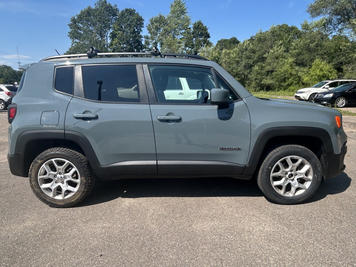 2017 Jeep Renegade Latitude 4WD (ZACCJBBB4HP) with an 2.4L L4 DOHC 16V engine, 6M transmission, located at 17255 hwy 65 NE, Ham Lake, MN, 55304, 0.000000, 0.000000- Photo#2