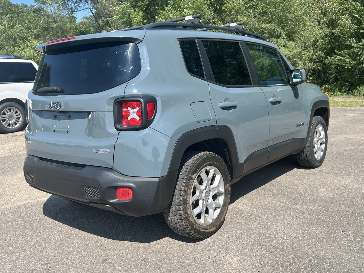 2017 Jeep Renegade Latitude 4WD (ZACCJBBB4HP) with an 2.4L L4 DOHC 16V engine, 6M transmission, located at 17255 hwy 65 NE, Ham Lake, MN, 55304, 0.000000, 0.000000- Photo#3
