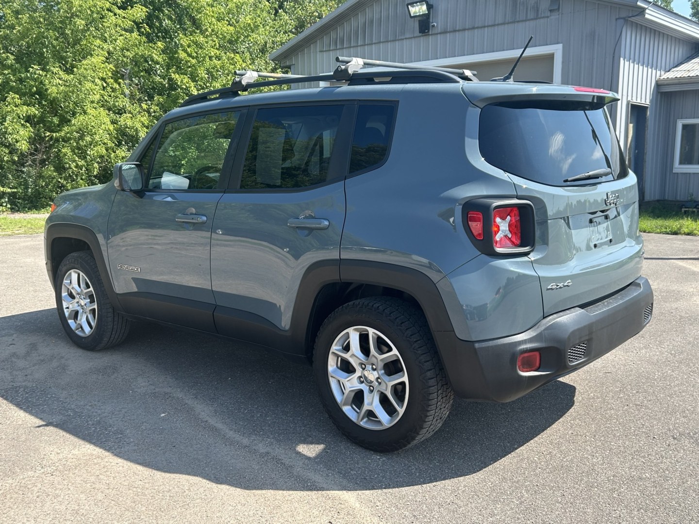 2017 Jeep Renegade Latitude 4WD (ZACCJBBB4HP) with an 2.4L L4 DOHC 16V engine, 6M transmission, located at 17255 hwy 65 NE, Ham Lake, MN, 55304, 0.000000, 0.000000- Photo#5