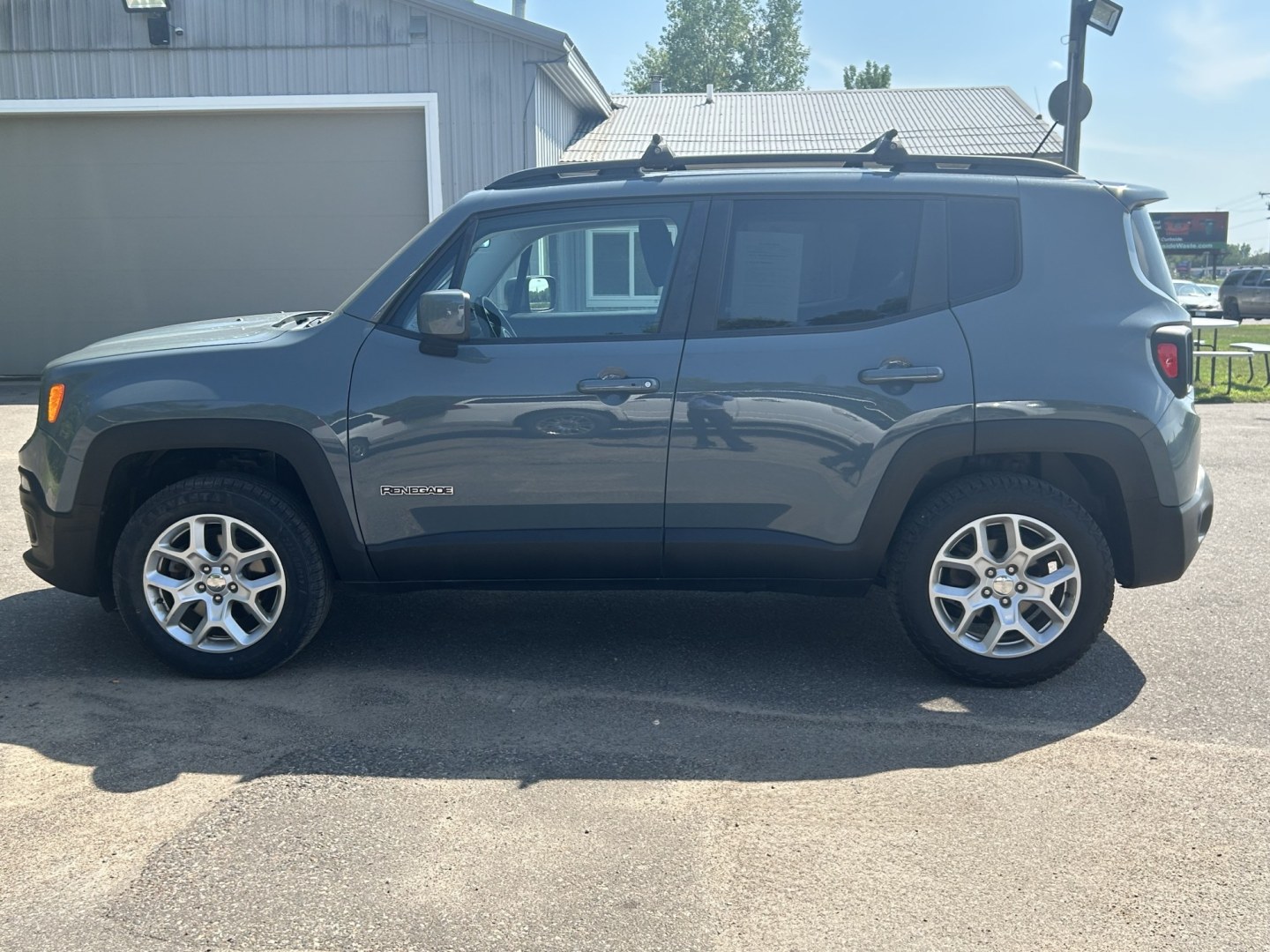 2017 Jeep Renegade Latitude 4WD (ZACCJBBB4HP) with an 2.4L L4 DOHC 16V engine, 6M transmission, located at 17255 hwy 65 NE, Ham Lake, MN, 55304, 0.000000, 0.000000- Photo#6