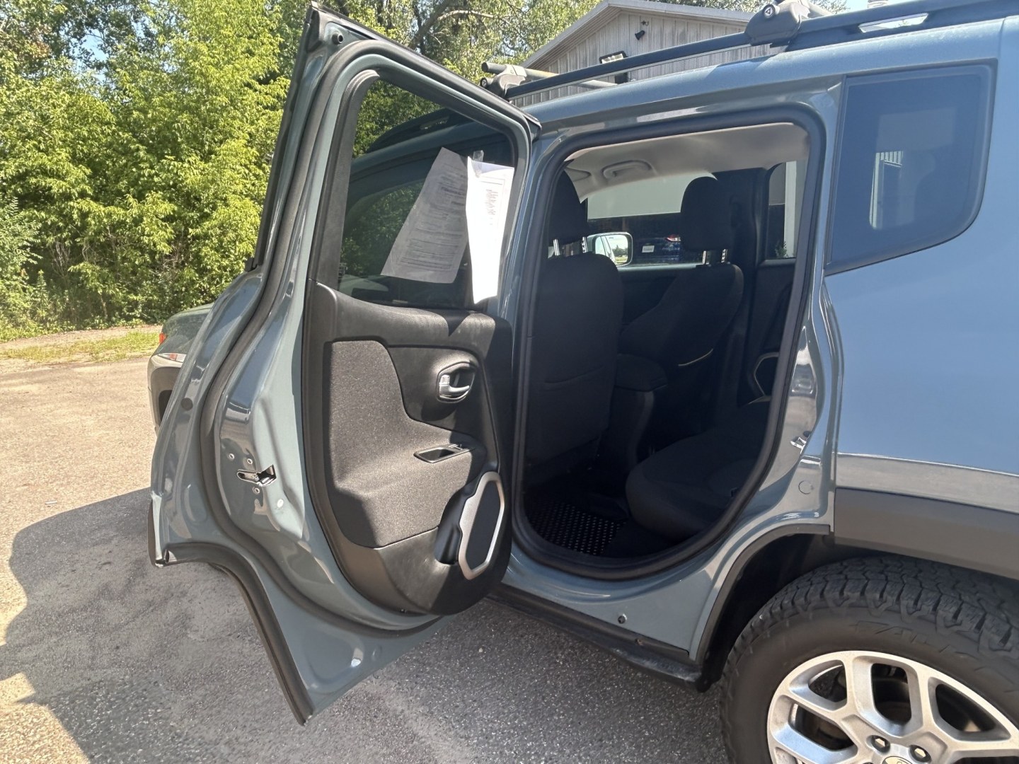 2017 Jeep Renegade Latitude 4WD (ZACCJBBB4HP) with an 2.4L L4 DOHC 16V engine, 6M transmission, located at 17255 hwy 65 NE, Ham Lake, MN, 55304, 0.000000, 0.000000- Photo#10