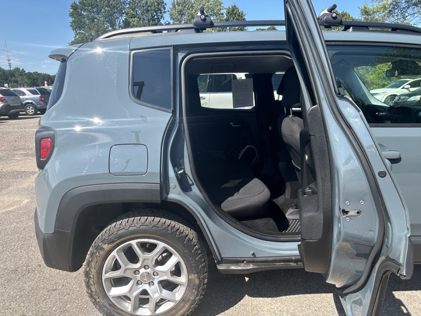 2017 Jeep Renegade Latitude 4WD (ZACCJBBB4HP) with an 2.4L L4 DOHC 16V engine, 6M transmission, located at 17255 hwy 65 NE, Ham Lake, MN, 55304, 0.000000, 0.000000- Photo#16