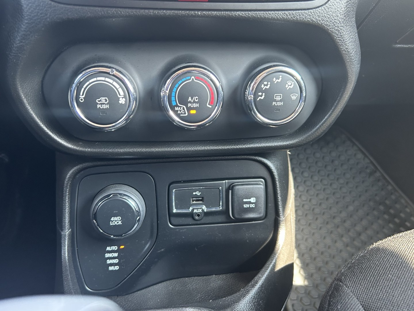 2017 Jeep Renegade Latitude 4WD (ZACCJBBB4HP) with an 2.4L L4 DOHC 16V engine, 6M transmission, located at 17255 hwy 65 NE, Ham Lake, MN, 55304, 0.000000, 0.000000- Photo#19