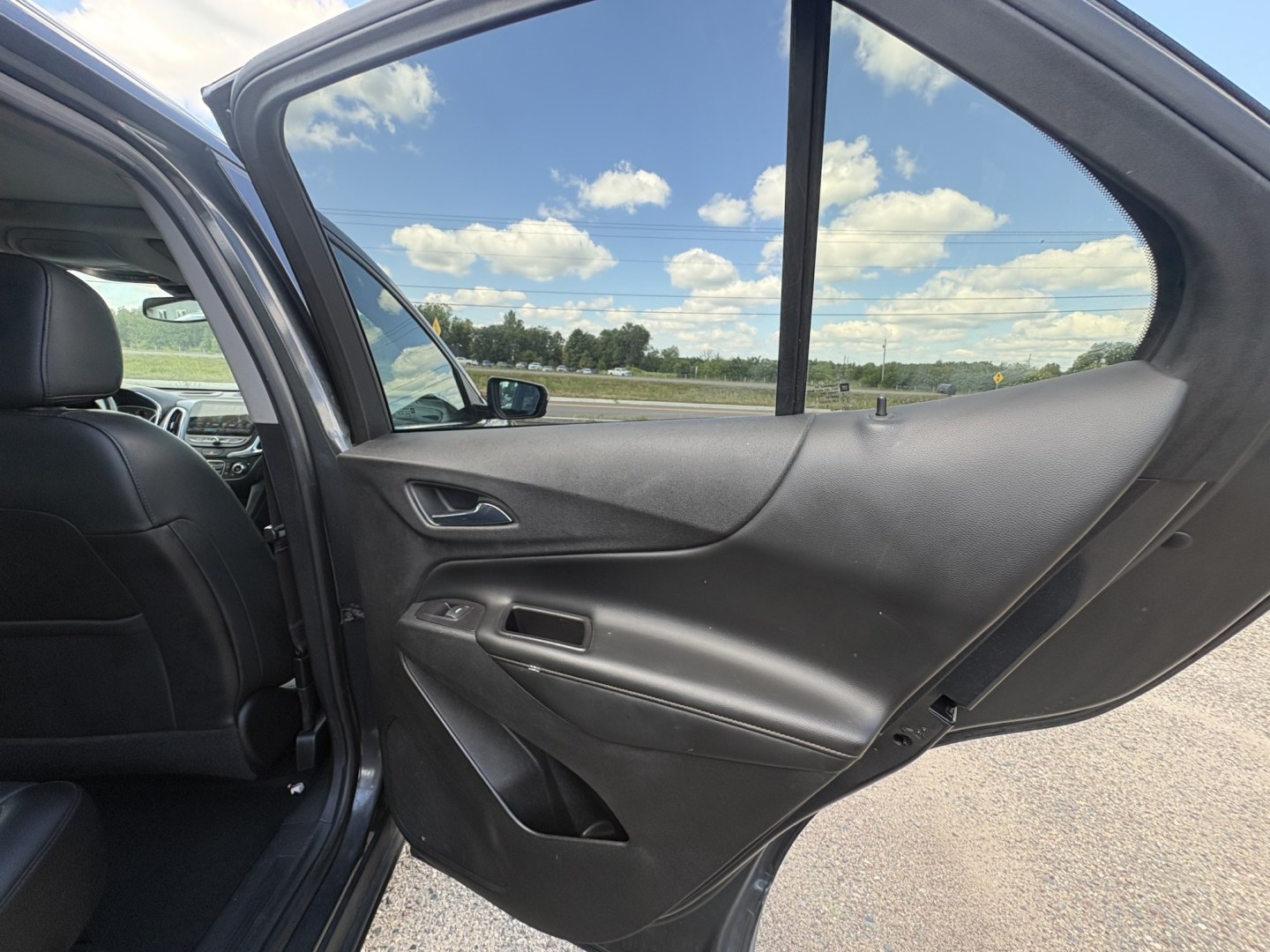 2018 Chevrolet Equinox Premier LT AWD (2GNAXVEV1J6) with an 1.5L L4 DIR DOHC 16V TURBO engine, 6A transmission, located at 17255 hwy 65 NE, Ham Lake, MN, 55304, 0.000000, 0.000000- Photo#12